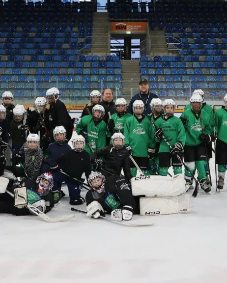 Eishockey meets Basketball: Kufen-Cracks und Korbjäger trainieren gemeinsam